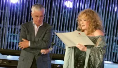 Alla Pugačova ar savdabīgu komentāru sumina Raimondu Paulu 90. jubilejā