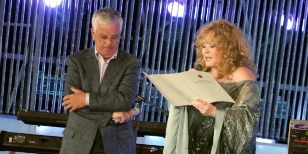 Alla Pugačova ar savdabīgu komentāru sumina Raimondu Paulu 90. jubilejā