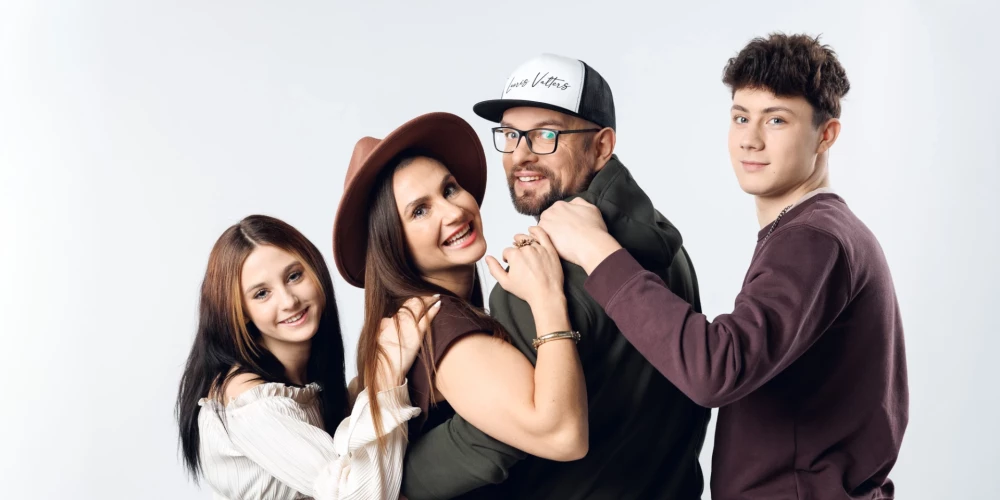 Šovam "Ģimene burkā" pievienojas jauni dalībnieki, viņu vidū arī mūziķis Lauris Valters. Bet vairs neredzēsim Uģi Kuģi...