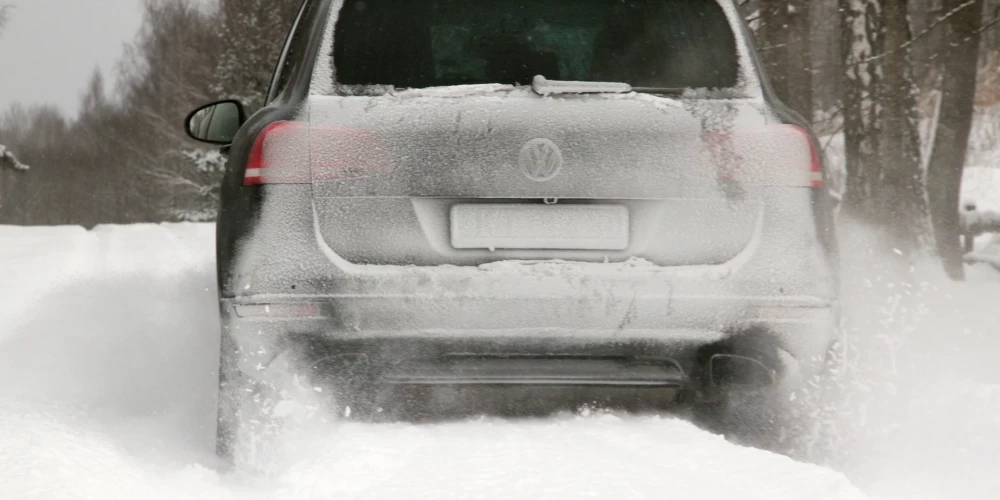 Mitrais sāls kļūst mazāk efektīvs: "Latvijas valsts ceļi" izplata brīdinājumu autovadītājiem visā Latvijā - Jauns.lv