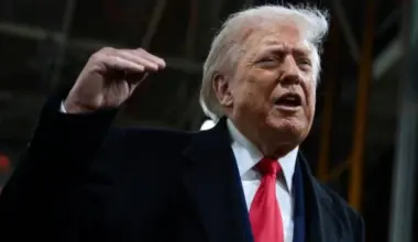 Tramps parāda vidējo pirkstu protestētājam, kurš viņu nosauc par "pedofilu aizstāvi"