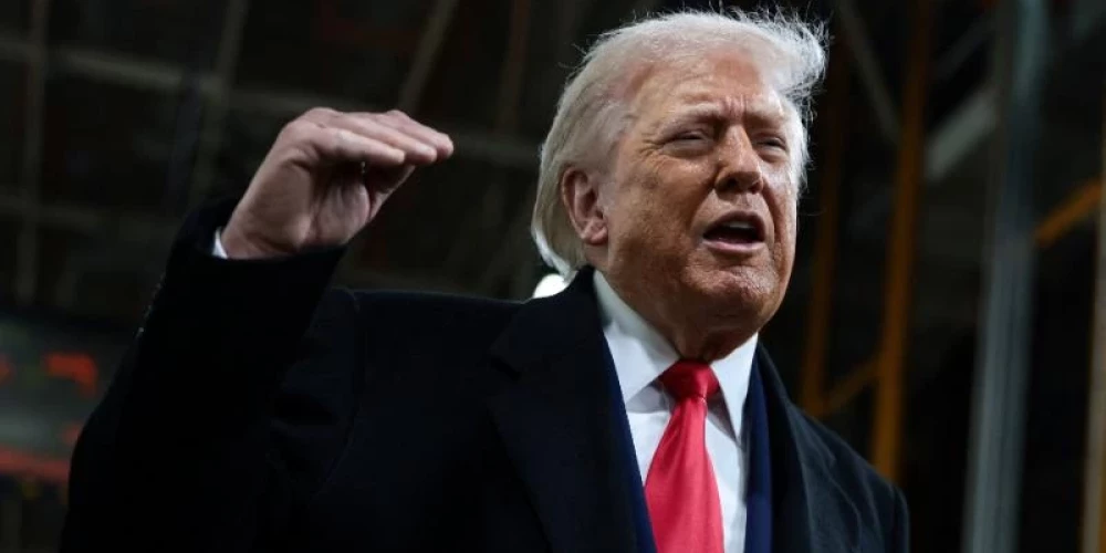 Tramps parāda vidējo pirkstu protestētājam, kurš viņu nosauc par "pedofilu aizstāvi"