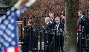 Dānijas un Grenlandes amatpersonas ieradušās Baltajā namā, lai diskutētu par salas likteni - Jauns.lv