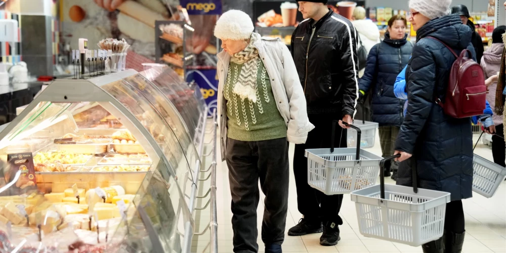 Latvijā piedzīvots straujš populāra produkta cenas kritums; mūsu kaimiņi ir ļoti pārsteigti