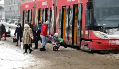 Avārija "paralizē" Imantu: uz laiku pilnībā tika bloķēta 1. tramvaja kustība, cilvēki kavē darbu - Jauns.lv