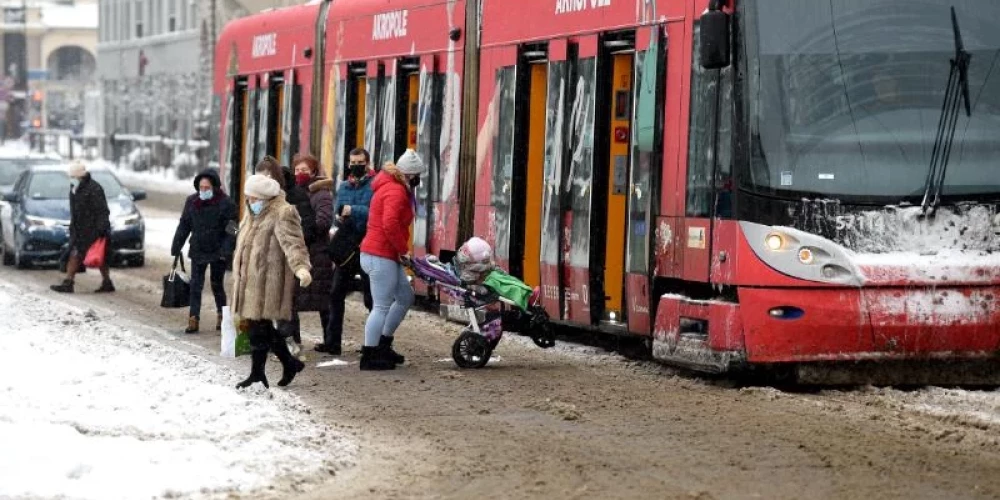 Avārija "paralizē" Imantu: uz laiku pilnībā tika bloķēta 1. tramvaja kustība, cilvēki kavē darbu - Jauns.lv