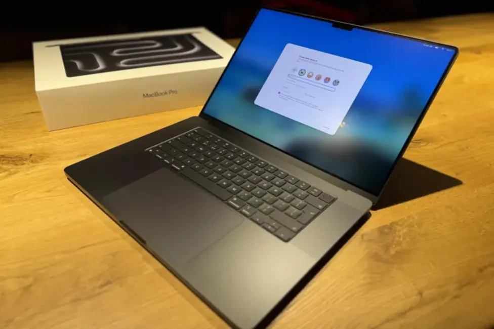 Apple dāvinājumā nomaina vecu MacBook Pro pret jaudīgu M4 Max modeli