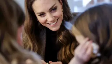 Princese Ketrīna māca mazai meitenei jauku triku emocionālā vizītē atbalsta centrā