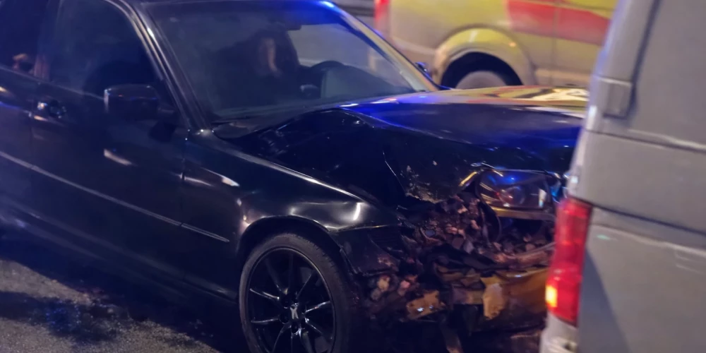 Policija pati radīja bīstamo situāciju uz Salu tilta? Kāpēc likumsargi riskēja ar dzīvību viena pārkāpēja dēļ? VIDEO