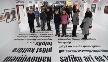 Gadsimta senas noskaņas baudītāji pulcējas Nacionālajā mākslas muzejā uz "Ielu maldos: pilsēta latviešu modernistu vērojumā" izstādes atklāšanu. FOTO - Jauns.lv