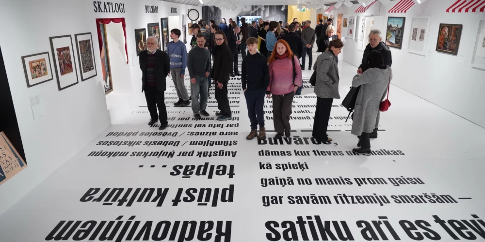 Gadsimta senas noskaņas baudītāji pulcējas Nacionālajā mākslas muzejā uz "Ielu maldos: pilsēta latviešu modernistu vērojumā" izstādes atklāšanu. FOTO - Jauns.lv