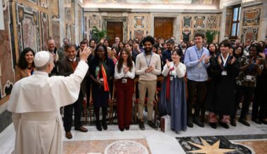 Leons XIV uzrunā jaunos politiķus