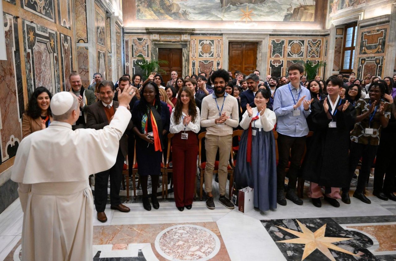 Leons XIV uzrunā jaunos politiķus