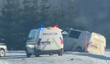 Pie Lēdmanes avārijas dēļ īslaicīgi slēgta satiksme; iedzīvotāji ziņo par apledojumu - Jauns.lv