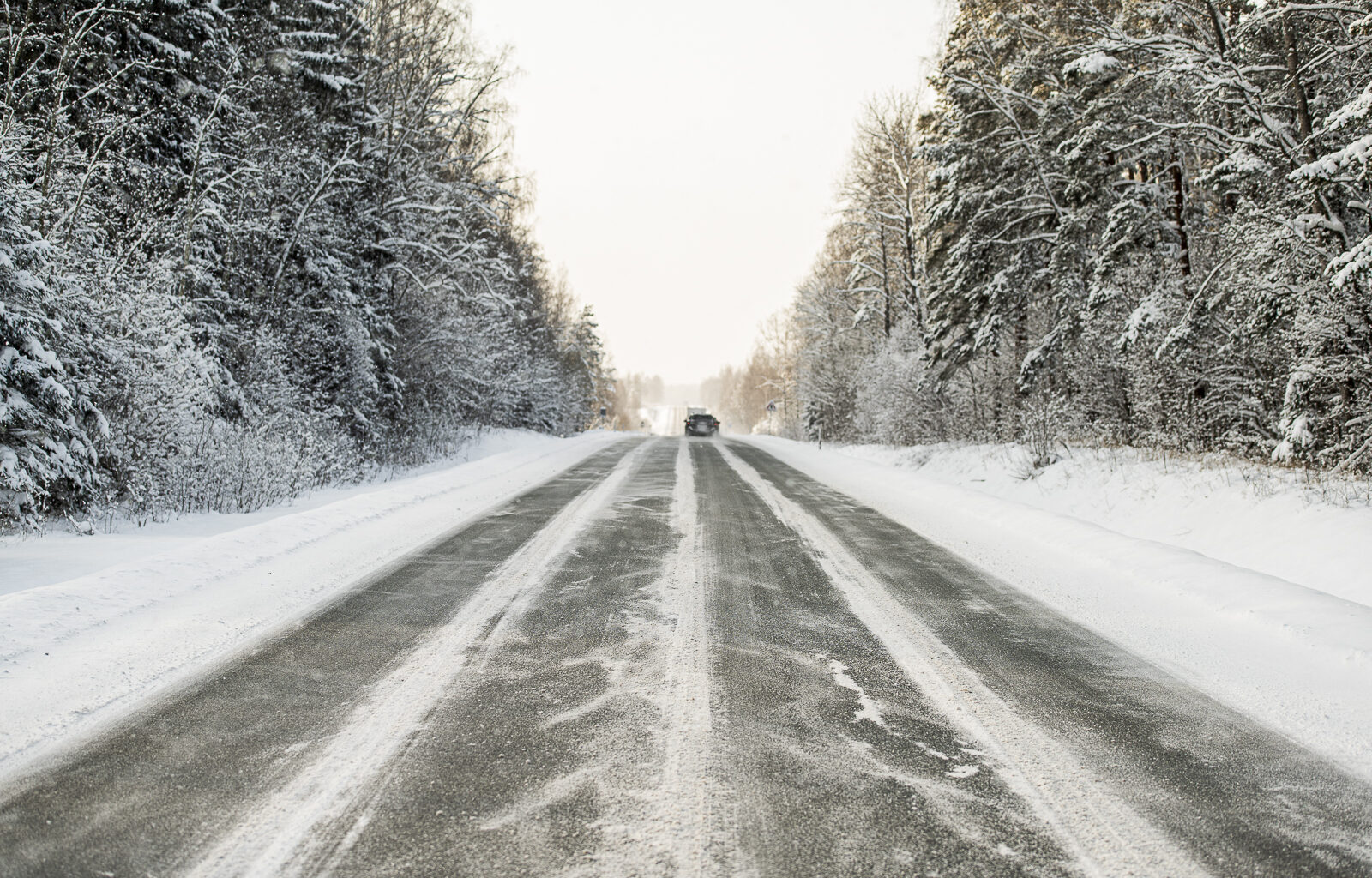 Šorīt visā Latvijā autoceļi sniegoti un apledo, strādā 135 ziemas tehnikas vienības