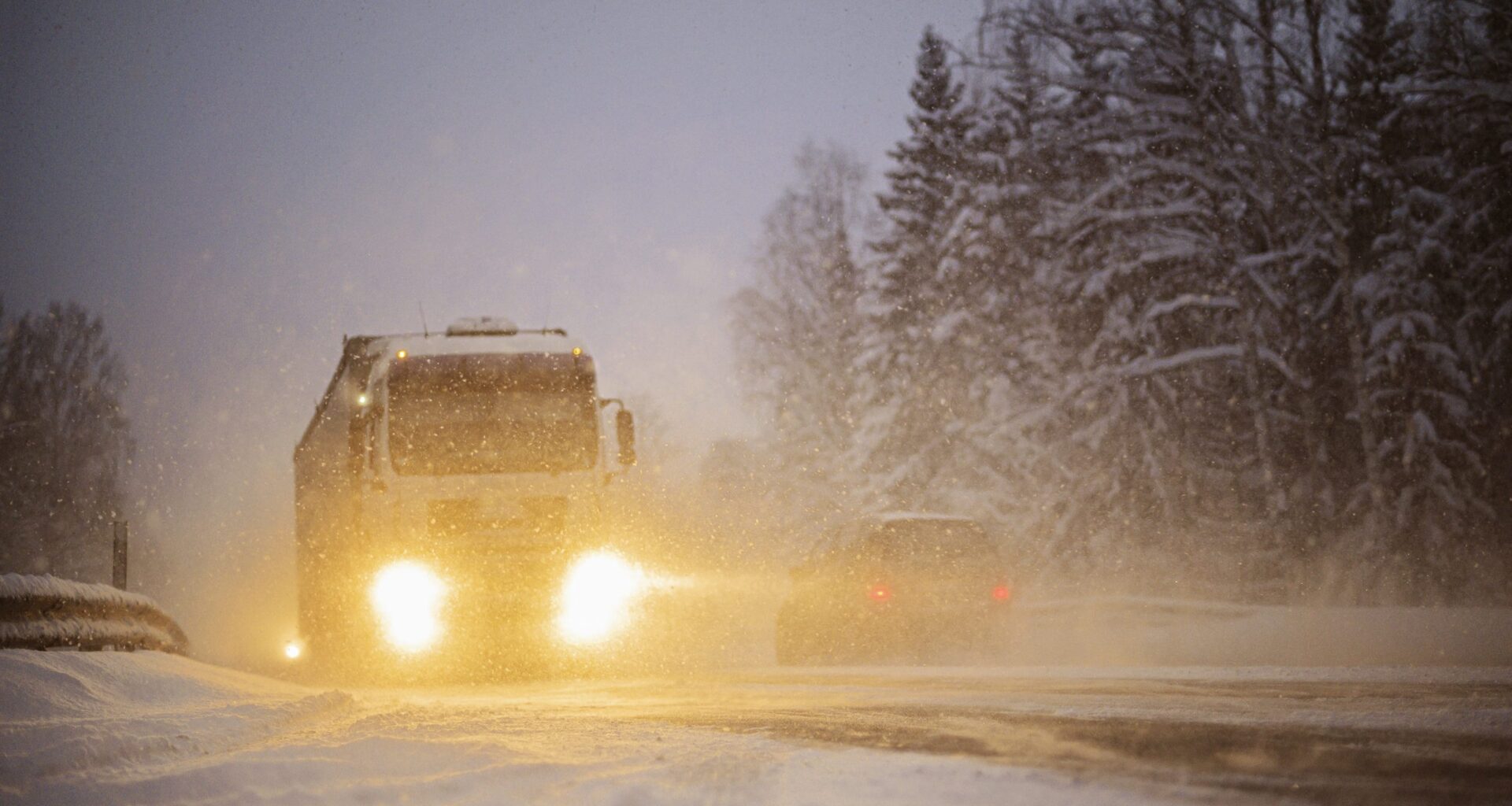 Valsts dienvidos prognozē stipru snigšanu; trešdienas rītā aicinām plānot papildu laiku ceļā