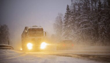 Valsts dienvidos prognozē stipru snigšanu; trešdienas rītā aicinām plānot papildu laiku ceļā