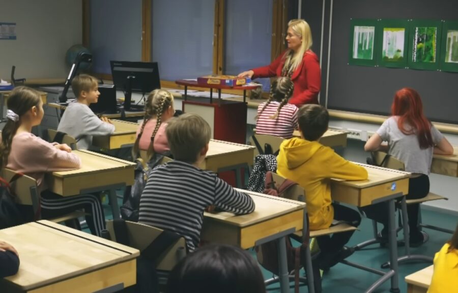 starp ģimenes plāniem, stingriem likumiem