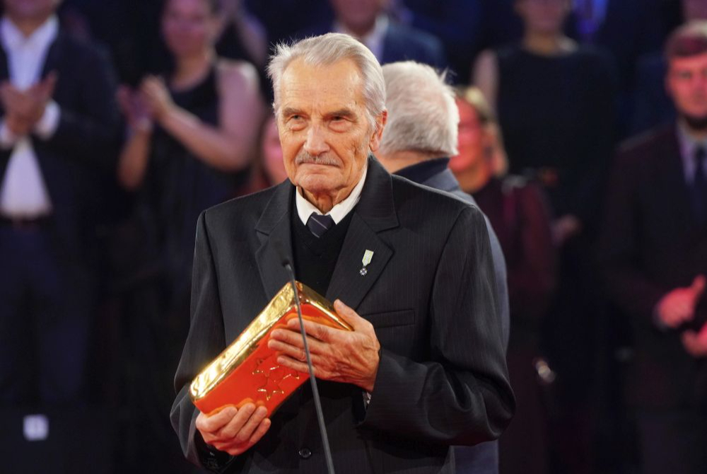 Volejbola treneris Andris Kļaviņš aizņēmās naudu un nopirka dzīvokli, lai audzēknēm dotu pajumti