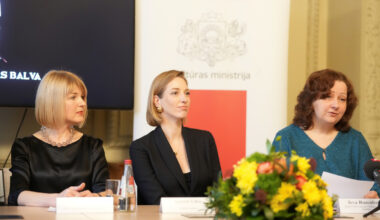 Diriģents Atvars Lakstīgala (no kreisās), Jāzepa Vītola Latvijas Mūzikas akadēmijas docētāja Iveta Grunde un mūzikas žurnāliste Anete Ašmane-Vilsone piedalās preses konferencē, kurā paziņo