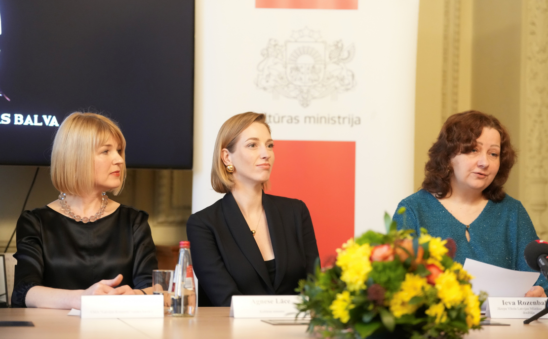 Diriģents Atvars Lakstīgala (no kreisās), Jāzepa Vītola Latvijas Mūzikas akadēmijas docētāja Iveta Grunde un mūzikas žurnāliste Anete Ašmane-Vilsone piedalās preses konferencē, kurā paziņo