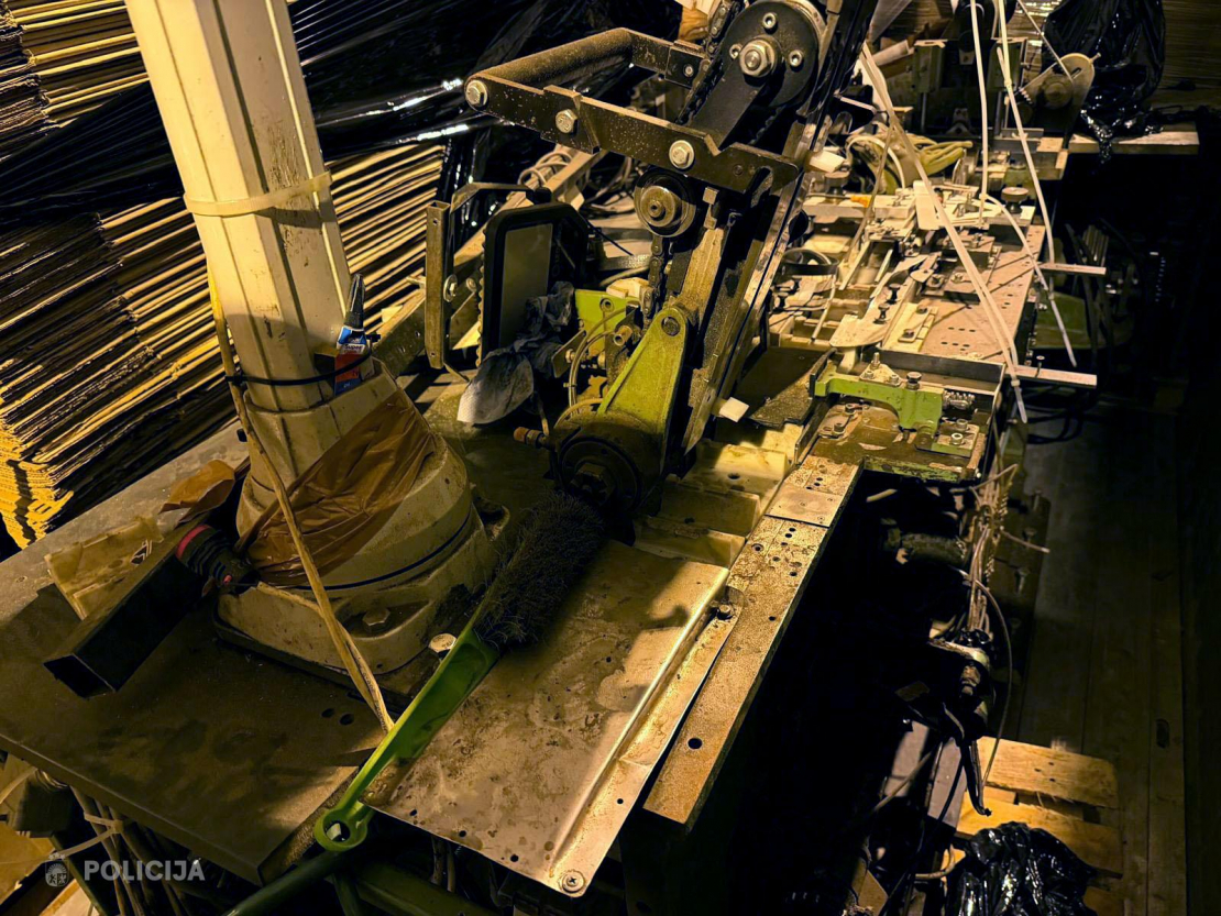 Nelegāla cigarešu ražotne.