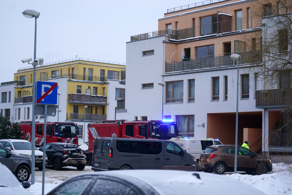 VUGD strādā sadegušajā mājā Jaunlazdu ielā 5.