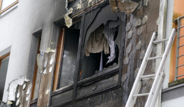 VUGD strādā sadegušajā mājā Jaunlazdu ielā 5.