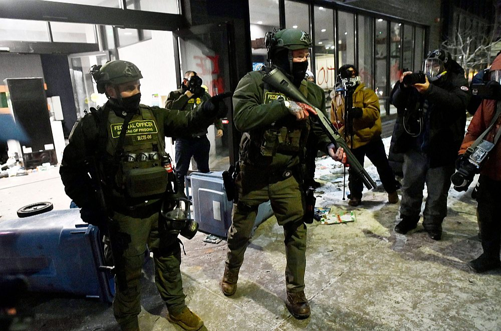 Mineapolē protesti pret Trampa imigrācijas politiku pāraug sašutumā