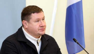 Ministrs prasa Helmanim skaidrojumu par amata pienākumu pildīšanu bez pielaides valsts noslēpumam