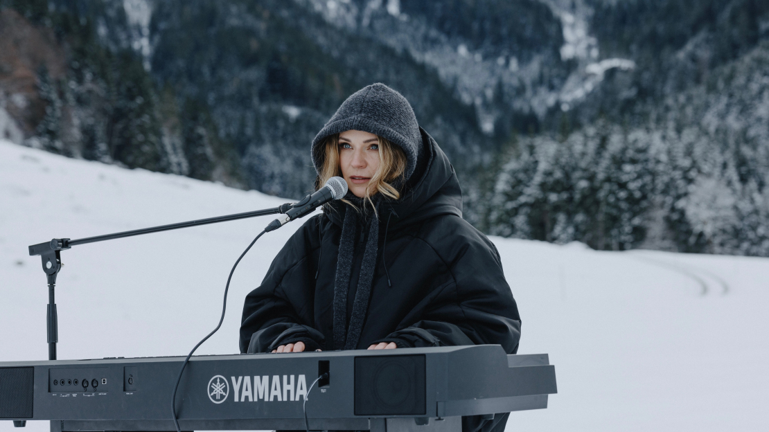 Marta publicē emocionālu singlu "A Little Blue" ar Alpos filmētu videoklipu