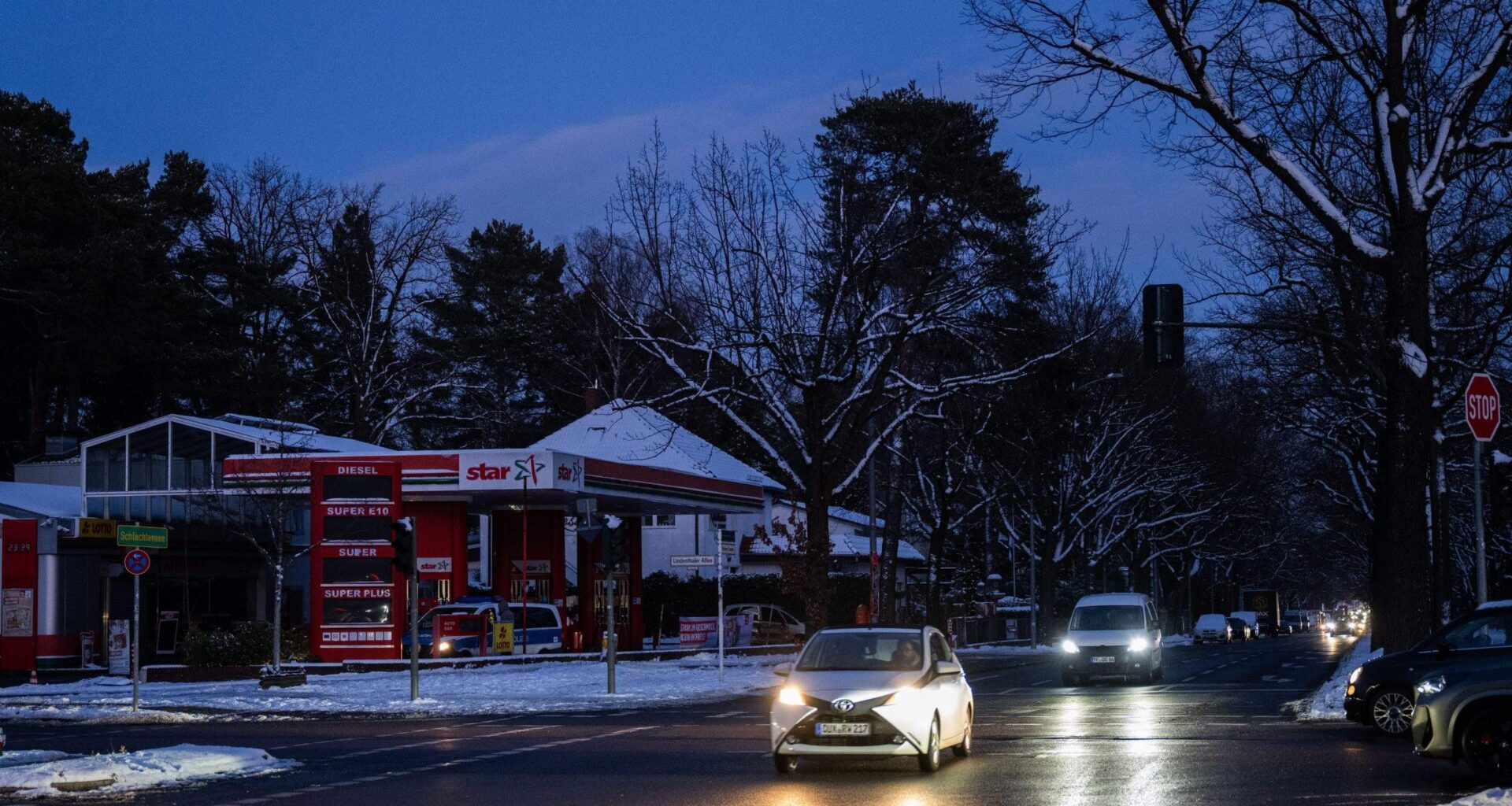 VIDEO. Cilvēki trīs dienas ziemas aukstumā bez elektrības; pasauli “izsit no sliedēm” ļaundari, kuri paši atzinušies