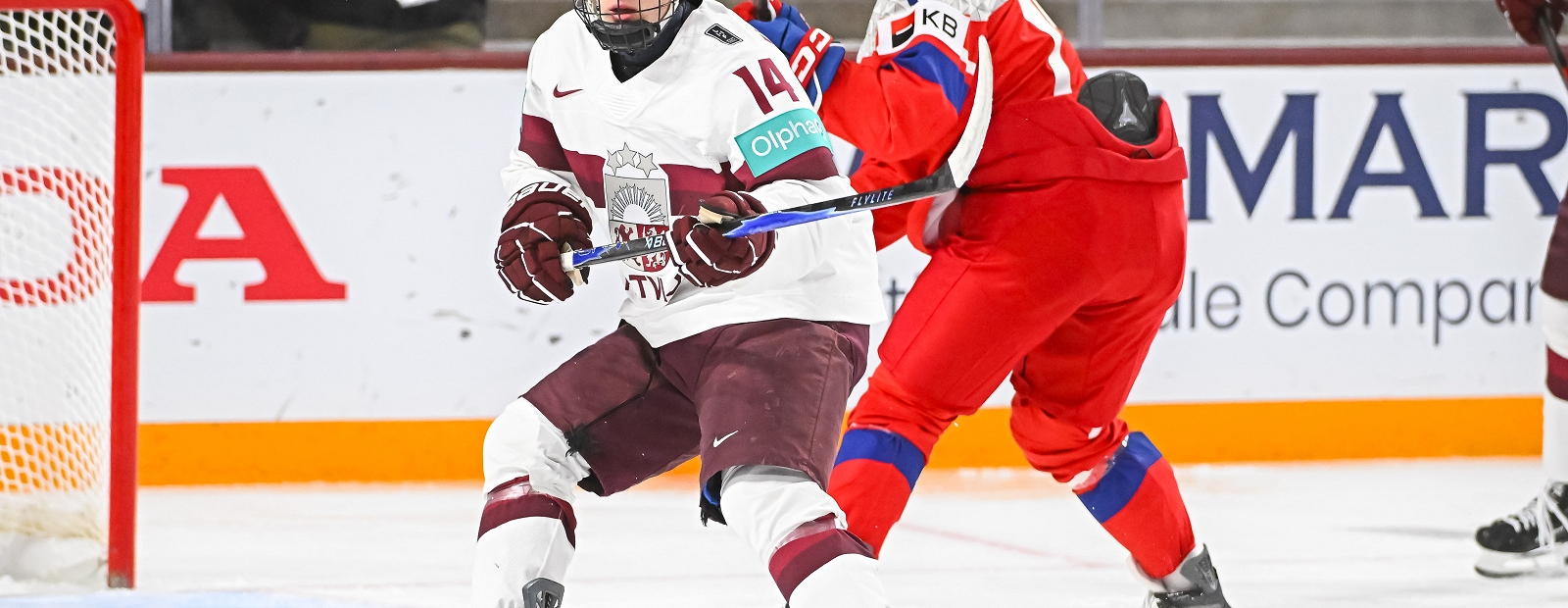 Latvijas U-20 hokejisti spēlē par trešo vietu apakšgrupā zaudē čehiem / Diena