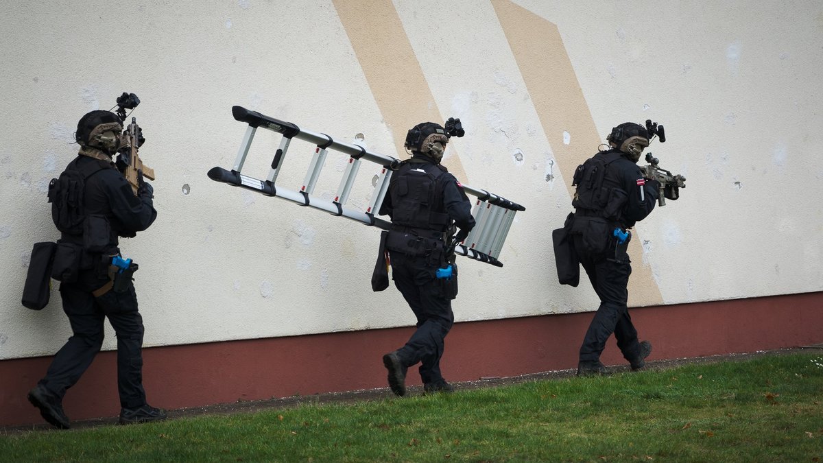 Veikala apsargs un citi rīdzinieki vāc ziņas krievu specdienestiem; vairāki aizturēti