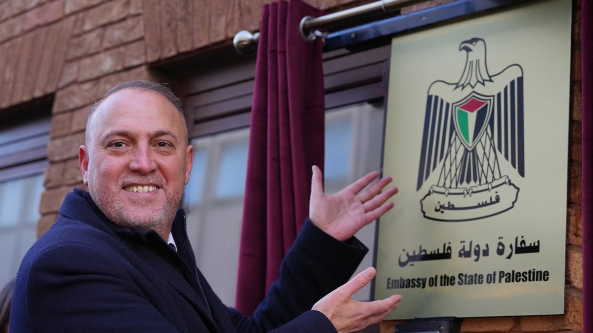 "Virziena maiņa": Londonā atklāta Palestīnas vēstniecība