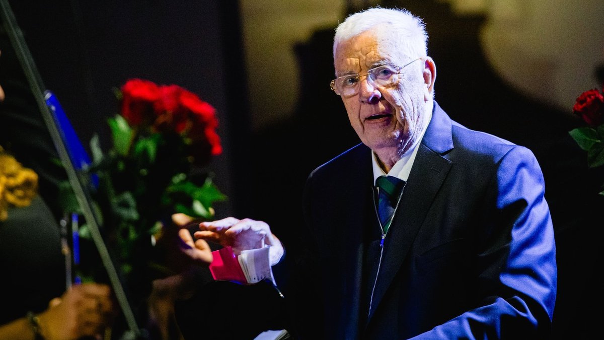 Kopīgi foto, atmiņas un laba vēlējumi. Sociālos medijus piepilda sveicieni Raimondam Paulam