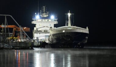 Aizdomās par kabeļa bojāšanu Somu līcī turētais kuģis vedis sankcijām pakļautu kravu, paziņo muita