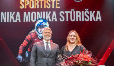 Svinīgā apbalvošanas ceremonijā pulcējas kuplā velo saime; gada riteņbraucēji – Skujiņš un Stūriška / Diena