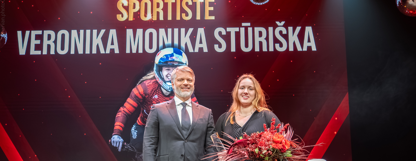 Svinīgā apbalvošanas ceremonijā pulcējas kuplā velo saime; gada riteņbraucēji – Skujiņš un Stūriška / Diena