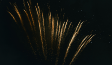 Trīs cilvēki guvuši nopietnas traumas, lietojot pirotehniku