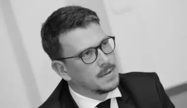 42 gadu vecumā miris Saeimas deputāts Edgars Zelderis