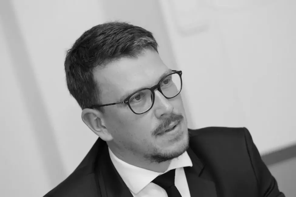 42 gadu vecumā miris Saeimas deputāts Edgars Zelderis