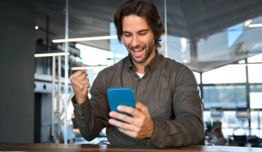 Dolārs sasniedz mēneša augstāko līmeni