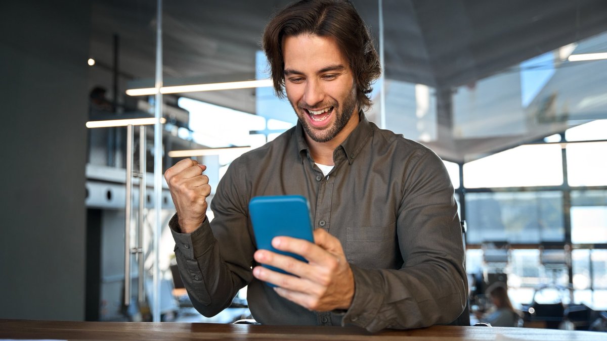 Dolārs sasniedz mēneša augstāko līmeni