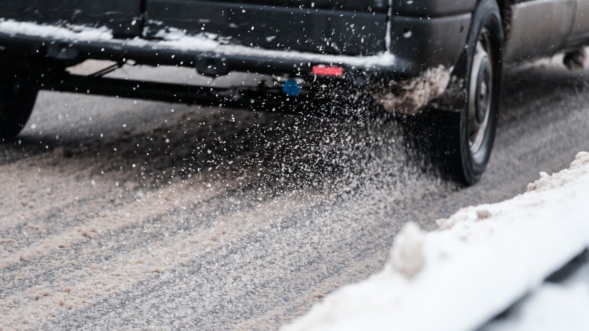 BMW Gulbenē nobrauc no ceļa; vīrietis iet bojā