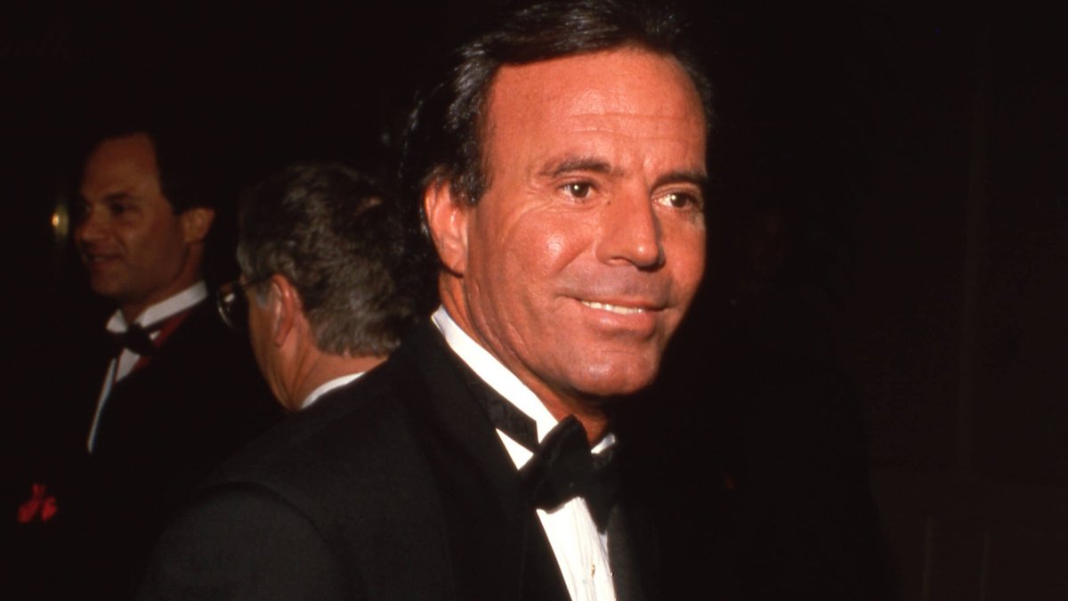 Spāņu dziedātājs Hulio Iglesiass apsūdzēts seksuālā vardarbībā