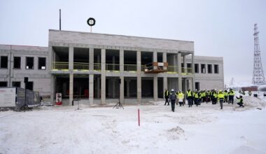 FOTO: Kundziņsalas robežšķērsošanas vietā spāru svētki :: Dienas Bizness