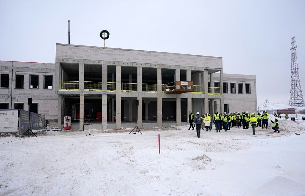 FOTO: Kundziņsalas robežšķērsošanas vietā spāru svētki :: Dienas Bizness