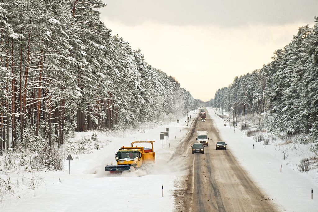 Saldus apkārtnē īpaši apgrūtināti braukšanas apstākļi :: Dienas Bizness