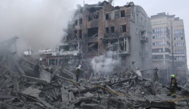 Raķešu triecienā daudzdzīvokļu namu rajonā Harkivā ievainoti 30 cilvēki